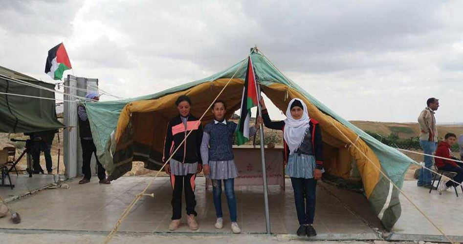 Photo of الاحتلال يصادر أثاث وخيام مدرسة “التحدي 13” جنوب الخليل