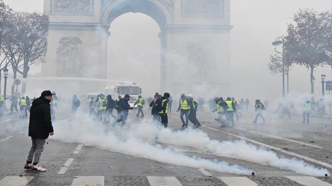 Photo of احتجاجات “السترات الصفراء” في باريس تتحول إلى “حرب شوارع”: عشرات المعتقلين والمصابين