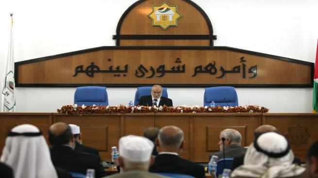 Photo of التشريعي الفلسطيني يتهم عباس بالتهميد لتمرير “صفقة القرن” إثر قرار حل التشريعي