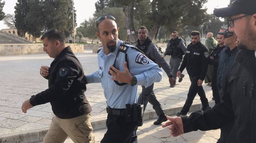 Photo of الاحتلال يعتقل موظفاً من المسجد الأقصى بعد الاعتداء عليه
