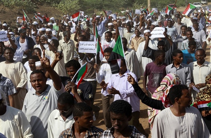Photo of مقتل 8 متظاهرين وإصابة العشرات يشعل الاحتجاجات بالخرطوم
