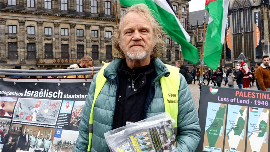 Photo of ناشط هولندي يتظاهر بمفرده ضد إسرائيل منذ أعوام