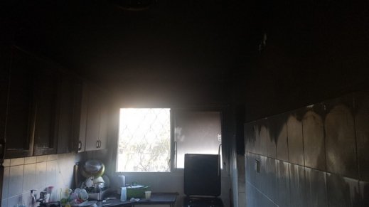 Photo of إصابة أم واطفالها الثلاثة جرّاء حريق شبّ داخل شقة سكنية في بئر السبع