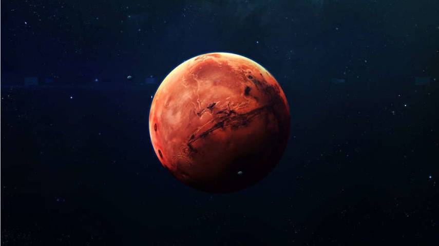 Photo of رؤية القمر بأقرب نقطة له من الكوكب الأحمر اليوم