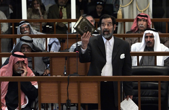 Photo of موقع أمريكي: هذه قصة مصحف صدام حسين الذي كتبه بدمه