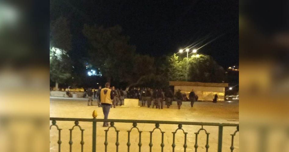 Photo of قوات الاحتلال تقتحم المسجد الأقصى وتخرج المعتكفين بالقوة