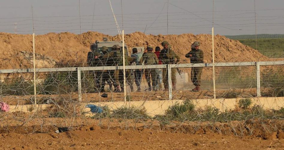 Photo of قوات الاحتلال تعتقل فلسطينييْن شرق قطاع غزة