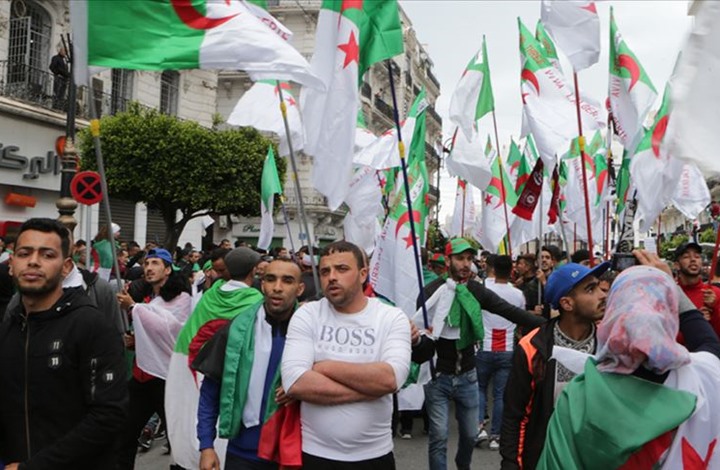 Photo of 46 منظمة جزائرية تطالب الجيش بعدم إجراء الانتخابات بيوليو