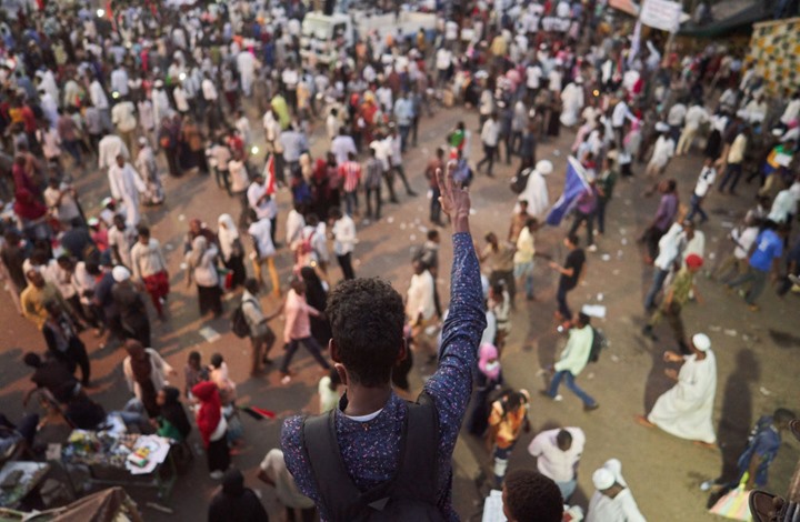 Photo of الآلاف يصلون الجمعة أمام مقر قيادة الجيش بالخرطوم