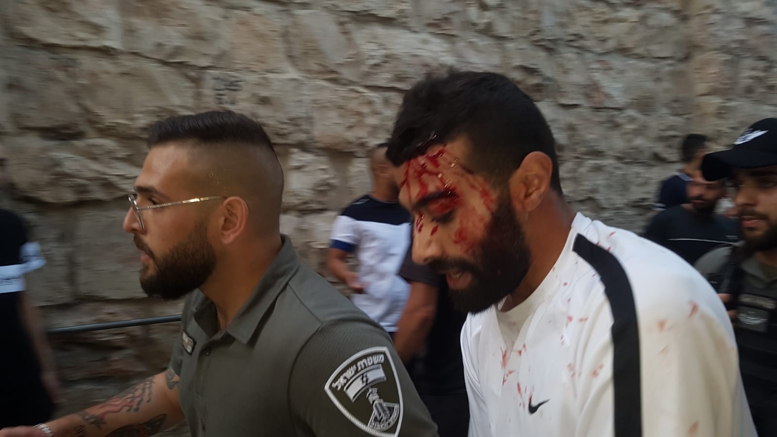Photo of إصابات في اعتداء وحشي للاحتلال بالقدس