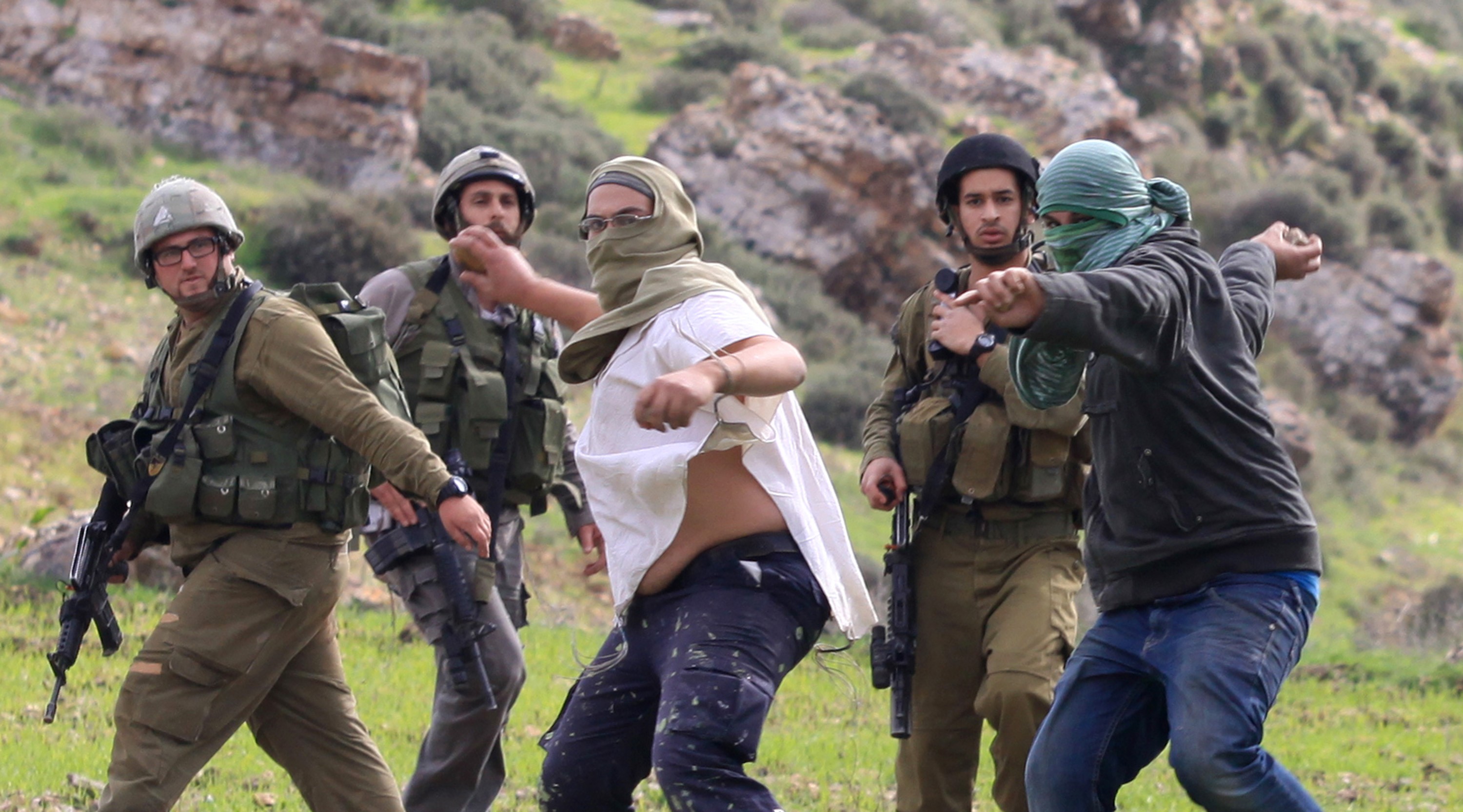Photo of مستوطنون وجنود إسرائيليون يعتدون بالضرب على عائلة فلسطينية
