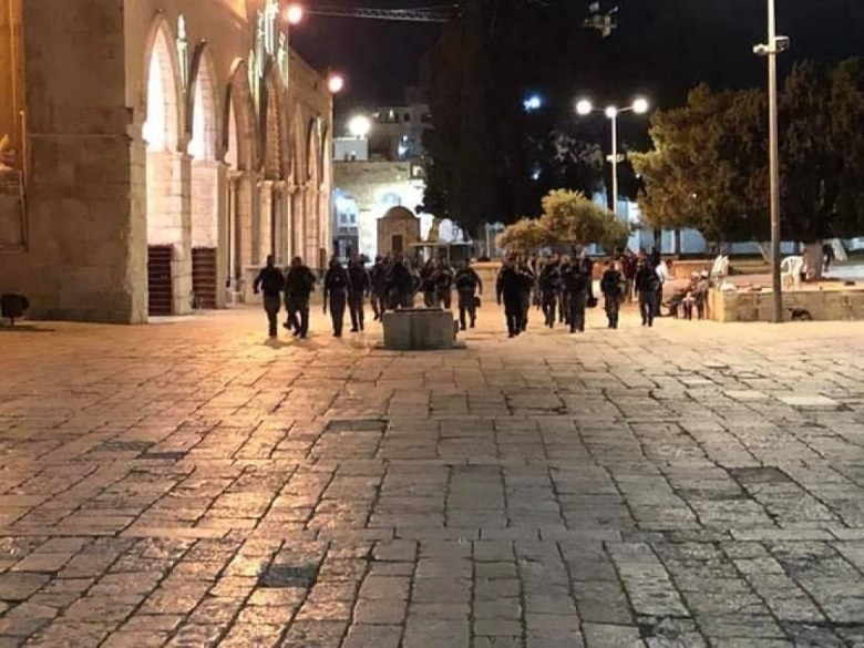 Photo of الاحتلال يخلي المعتكفين ويعتقل 4 منهم في المسجد الأقصى