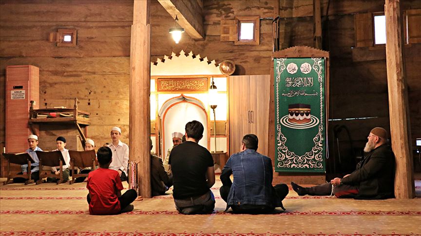 Photo of في رمضان.. القرآن يضفي روحانيات خاصة إلى مسجد عمره 8 قرون