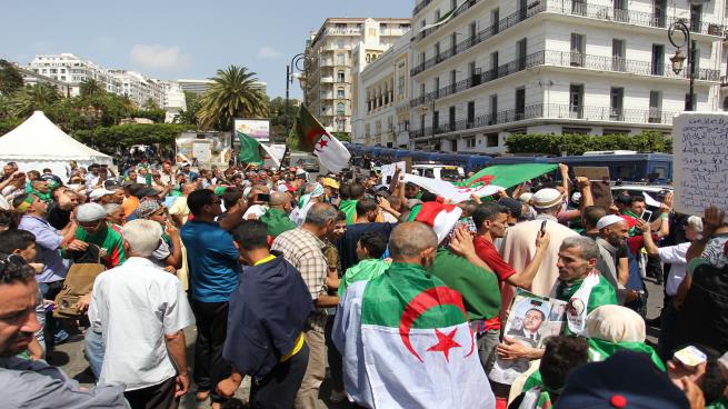 Photo of الجزائر: الحراك يرفع سقف المطالب ويوسع قائمة المستهدفين