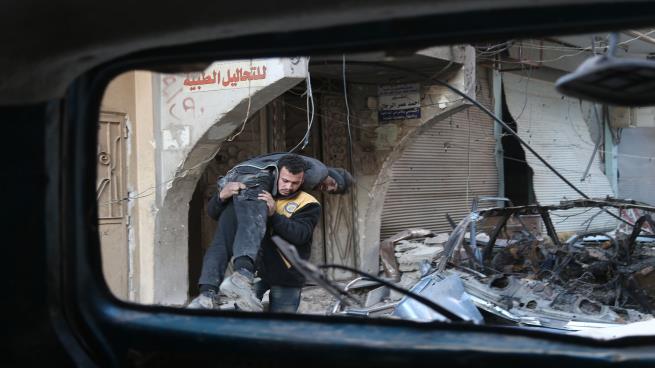 Photo of عشرات القتلى والجرحى بقصف جوي للنظام السوري على ريف إدلب