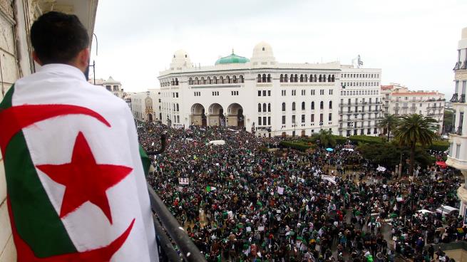 Photo of قلق في الجزائر من خطاب سياسي محرّض على الكراهية والتعصّب