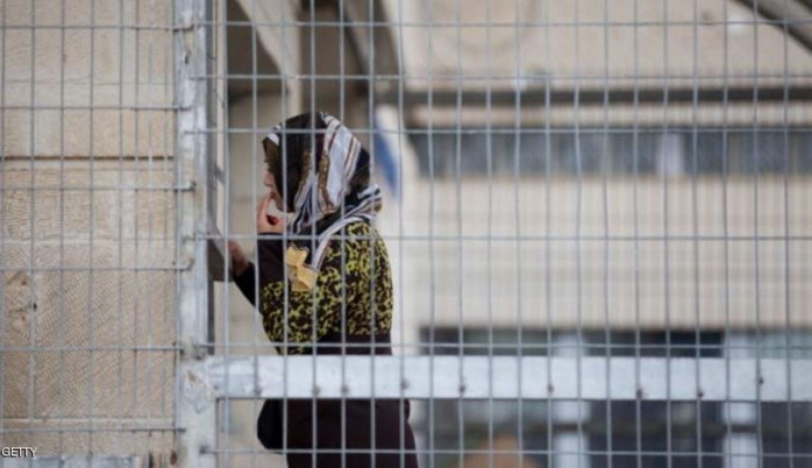 Photo of الاحتلال يحتجز شقيقة أسيرين بمعتقل “الجلمة” بظروف قاسية