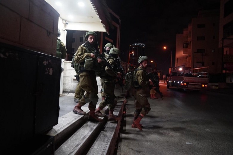 Photo of الاحتلال يعتقل 18 مواطنا من مدن الضفة