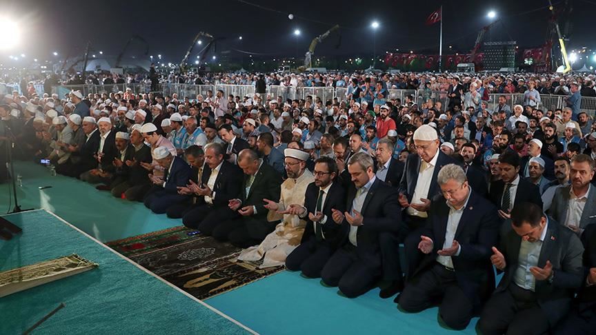 Photo of آلاف الأتراك يؤدون صلاة التروايح في ذكرى فتح إسطنبول