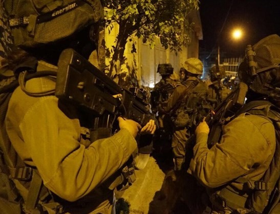 Photo of الاحتلال يعتقل 12 مواطنا من الضفة الغربية