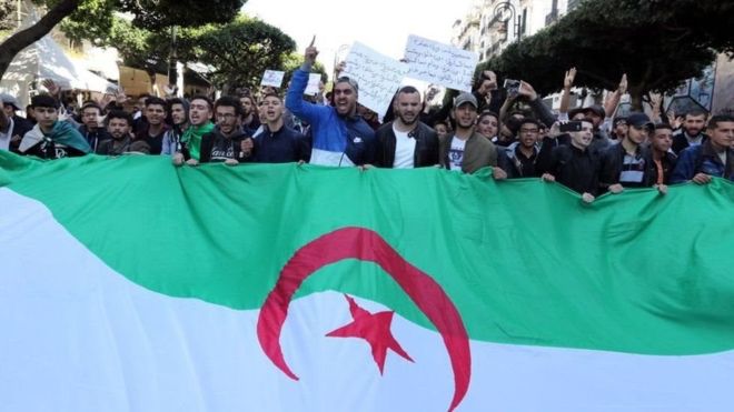Photo of “فاينانشال تايمز”: الجيش الجزائري يكثّف حملة قمع المتظاهرين