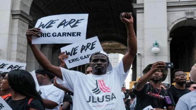 Photo of احتجاجات في شوارع نيويورك لعدم اتهام شرطي بقتل رجل من أصول أفريقية