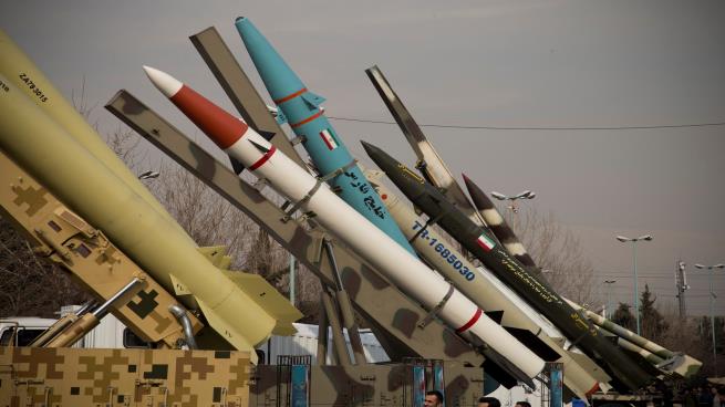 Photo of إيران تختبر صاروخاً باليستياً.. وواشنطن: لا يشكل تهديداً