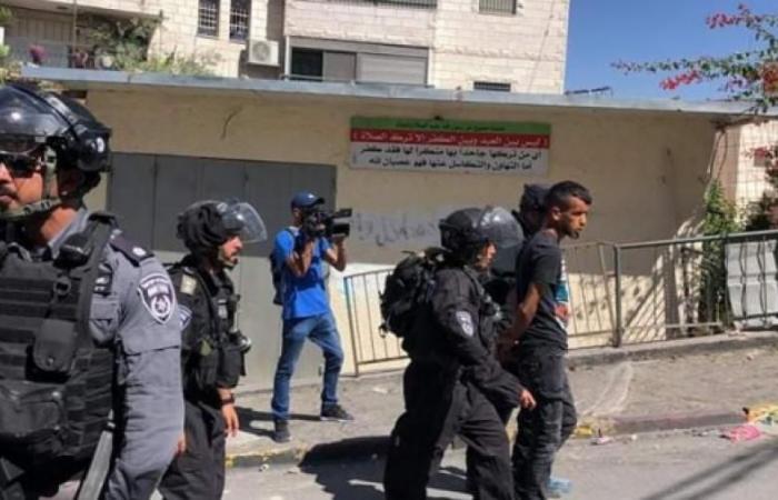 Photo of القدس: اعتقالات وابعادات عن بلدة العيسوية