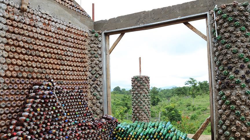 Photo of معماري نيجيري يبني أكبر منزل “بلاستيك مدور” في إفريقيا