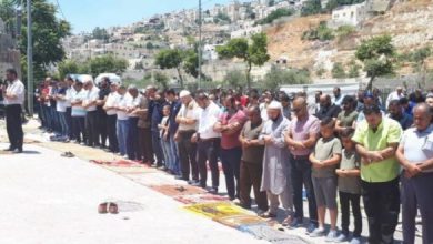 Photo of العشرات يؤدون صلاة الجمعة في سلوان تنديدا بهدم 4 متاجر