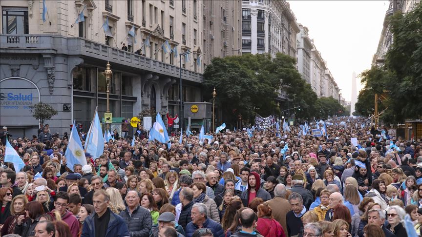 Photo of آلاف ينزلون للشوارع دعما للرئيس الأرجنتيني