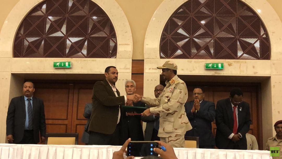 Photo of السودان: توقيع الاتفاق النهائي بين المجلس العسكري و”الحرية والتغيير”