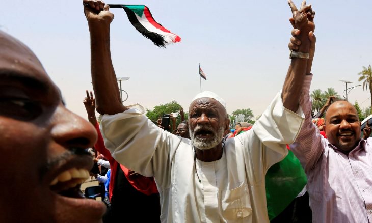 Photo of السودانيون يحتفلون السبت ببدء الانتقال إلى الحكم المدني