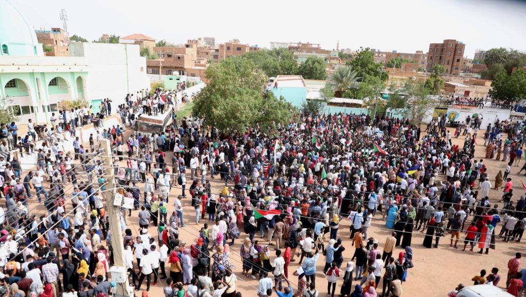 Photo of أربعة قتلى بمليونية “القصاص” السودانية.. واستئناف مفاوضات المجلس العسكري وقوى التغيير
