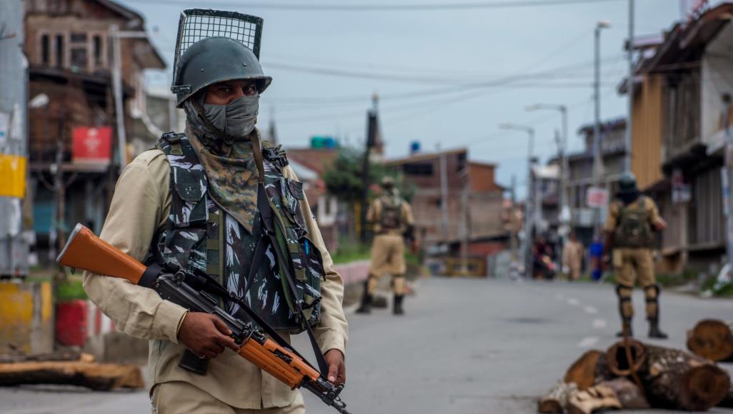 Photo of الهند وباكستان تتبادلان إطلاق النار في كشمير