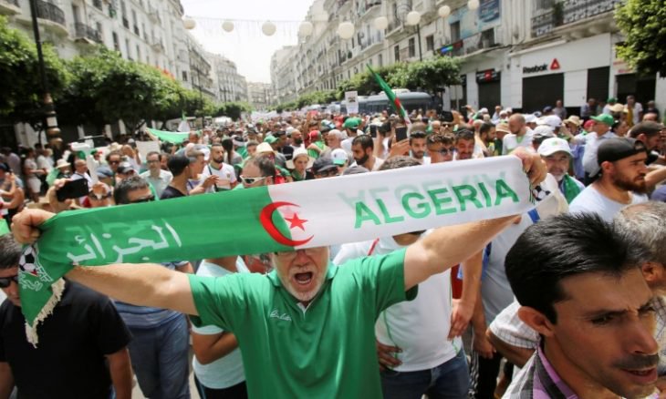 Photo of الغارديان: احتجاجات الجزائر أمام طريق مسدود.. جيش متحصن ومتظاهرون مصممون