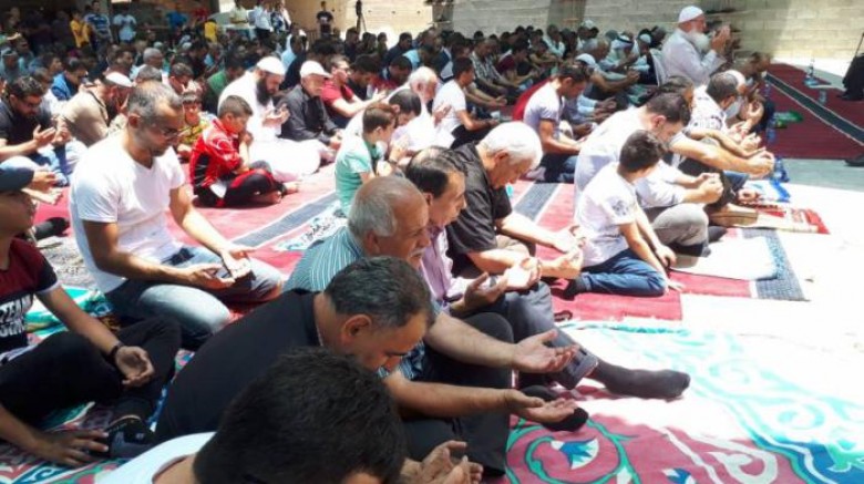 Photo of عشرات المقدسيين يؤدون صلاة الجمعة في واد الحمص