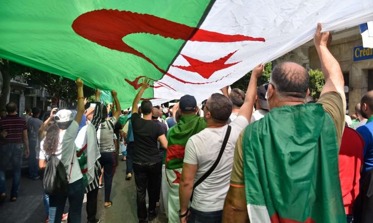 Photo of هيومن رايتس ووتش تندد بـ “تشديد الخناق” على الاحتجاجات في الجزائر