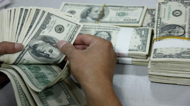 Photo of الدولار يكسب من هجمات الحوثي على “أرامكو”