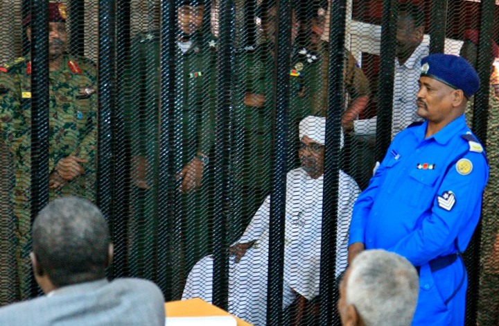 Photo of محكمة سودانية تعرض مبالغ مالية ضخمة كأدلة لإدانة البشير
