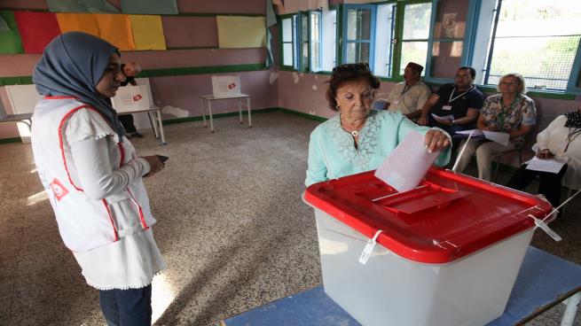 Photo of لماذا صوّت التونسيون لمتناقضين في الانتخابات الرئاسية؟