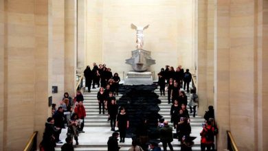 Photo of دفاعاً عن البيئة… ناشطون يلطّخون هرم متحف اللوفر بالعسل الأسود