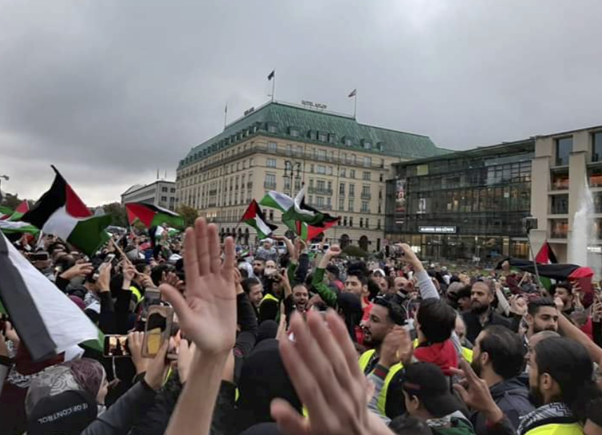 Photo of وقفة أمام “بوابة برلين” رفضًا للاحتلال الإسرائيلي