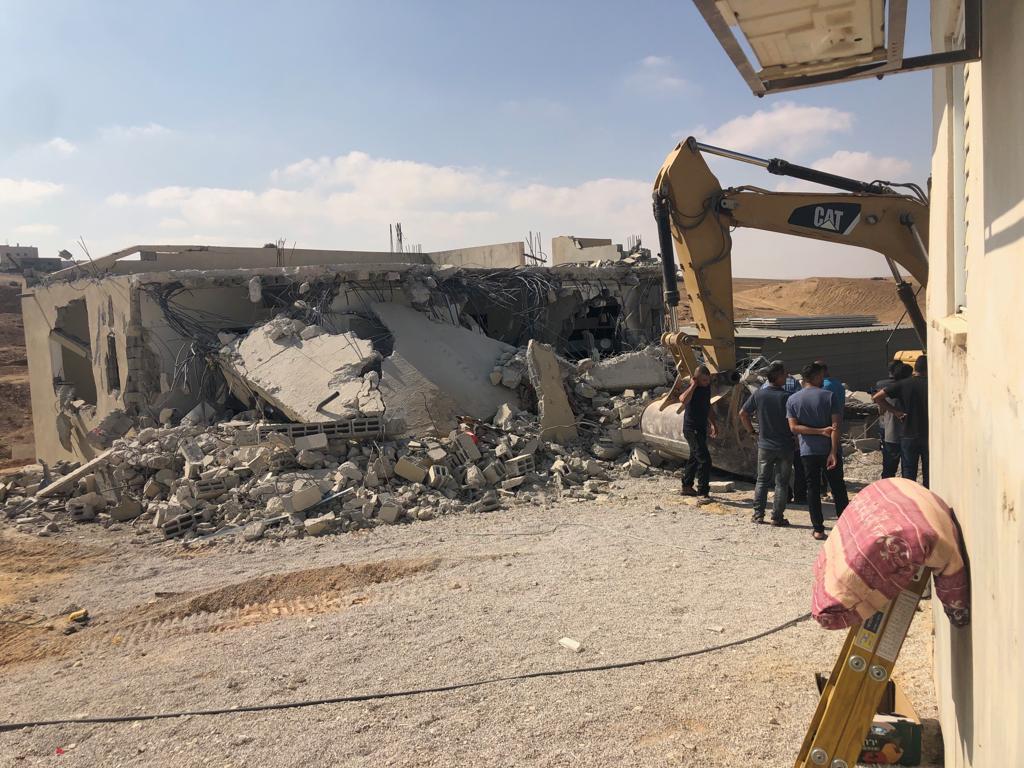 Photo of النقب: الجرافات الإسرائيلية تهدم منزلا مأهولا في كسيفة