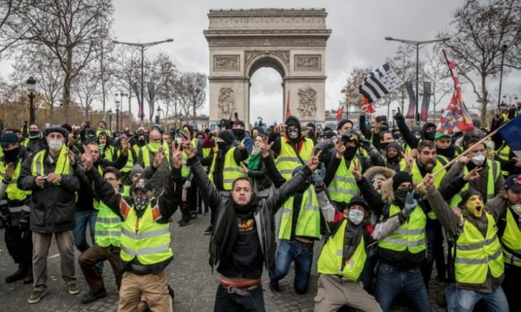 Photo of للأسبوع الـ44.. “السترات الصفراء” تتظاهر في شوارع فرنسا