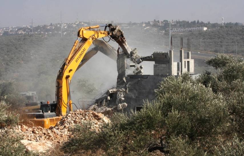 Photo of القدس: الاحتلال يهدم بنايتين قيد الانشاء بالعيزرية