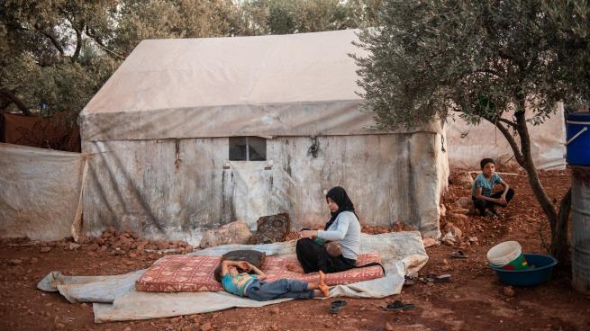 Photo of نازحون سوريون يستقرّون على الحدود
