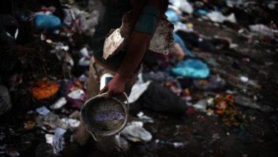 Photo of مستوطنون إسرائيليون يسربون نفايات إلكترونية خطرة لإحراقها في الخليل