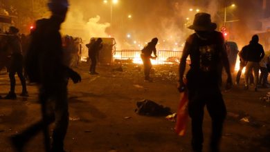 Photo of اشتباكات بين المتظاهرين ومكافحة الشغب في برشلونة