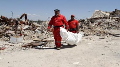 Photo of جثث متفسخة وعائلات بجميع أفرادها تحت الأنقاض في الموصل